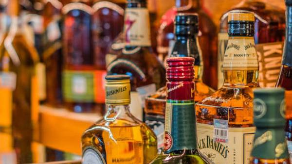 சென்னை கோயம்பேடு மாலில் அனுமதியின்றி மதுவிருந்து.. ஆட்டம், பாட்டம் என களைகட்டிய பார்ட்டி 