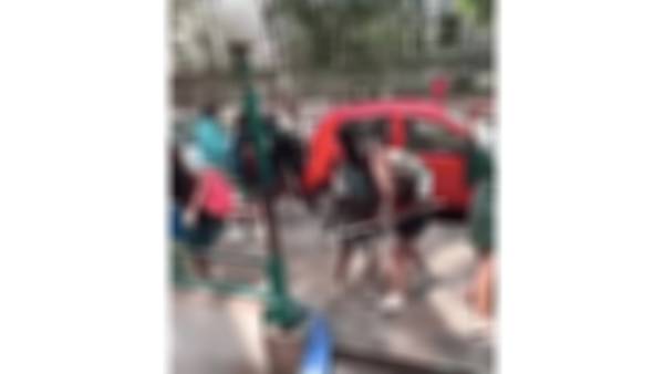 வகுப்பறையில் செல்போனில்