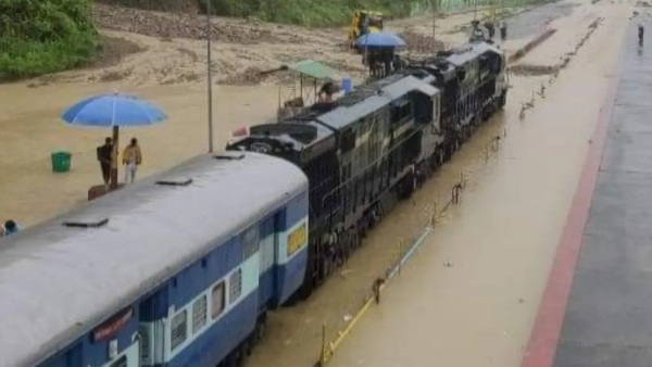 அசாம் கொட்டித்தீர்த்த கனமழை... வெள்ளத்தால் நடுவழியில் நின்ற ரயில்கள் - பயணிகள் பத்திரமாக மீட்பு 