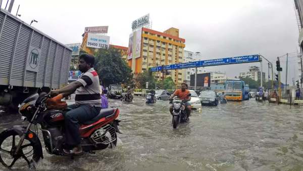 வெளுத்து வாங்கிய மழை