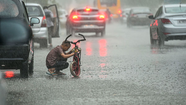 Sudden rain in Chennai difficulty for some Sudden rain in Chennai difficulty for some