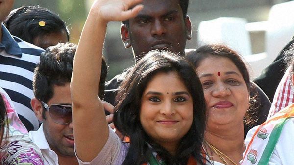 சமூக வலைதள பிரிவு தலைவி