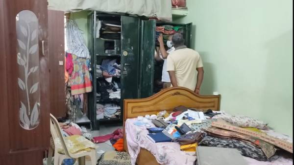 65 sovereign gold stolen from headmaster house in Gobichettipalayam 65 sovereign gold stolen from headmaster house in Gobichettipalayam