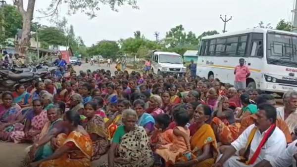 இழுத்து மூடிய பெண்கள்