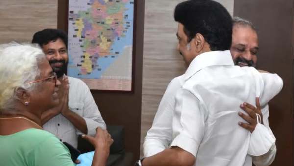 பேரறிவாளனை கட்டியணைத்த ஸ்டாலின்