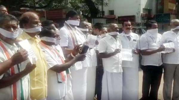 வாயில் துணி கட்டி போராட்டம்