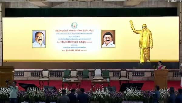 சாலையோரம் சிலை