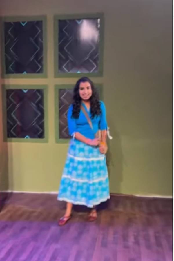 நீல நிற ஆடையில் க்யூட் நடனம்