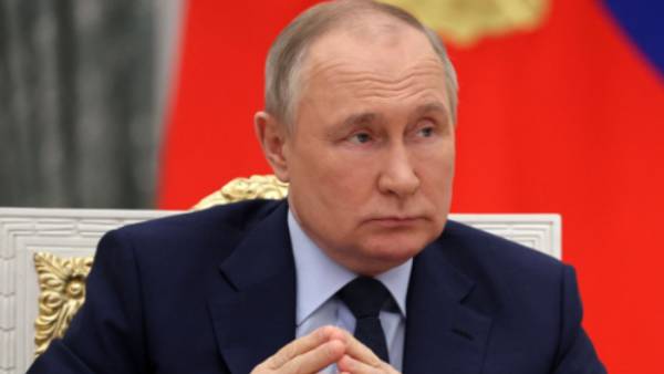 கவலை தோய்ந்த முகம், கம்பீரமில்லாத உடல், கைகளை கட்டி கால்களில் கம்பளி போர்த்தி! புடினுக்கு என்னாச்சு? 