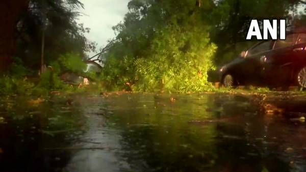 Delhi hit by heavy rain with strong wind Delhi hit by heavy rain with strong wind