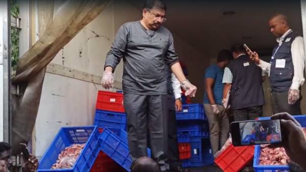 ஜொமாட்டோ மீது உரிமையாளர் புகார்.. சேலம் ஆர் ஆர் பிரியாணி கடையில் 3500 கிலோ அழுகிய இறைச்சி பறிமுதல்! 