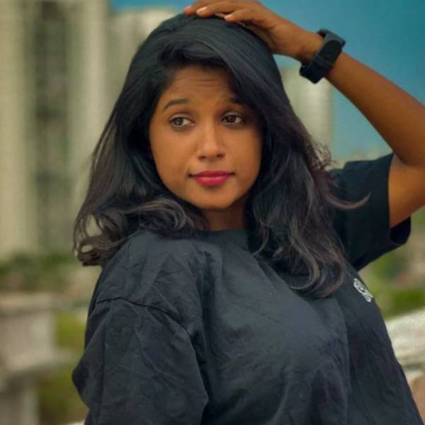 கறுப்பு உடையில் கலக்கல்