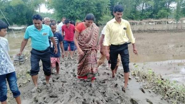 “ஐஏஎஸ் ஆபீசரா அவங்க?” சேலையை தூக்கி சொருகி.. சகதிக்குள் இறங்கி.. வெள்ள மீட்பு பணியில் பெண் அதிகாரி!