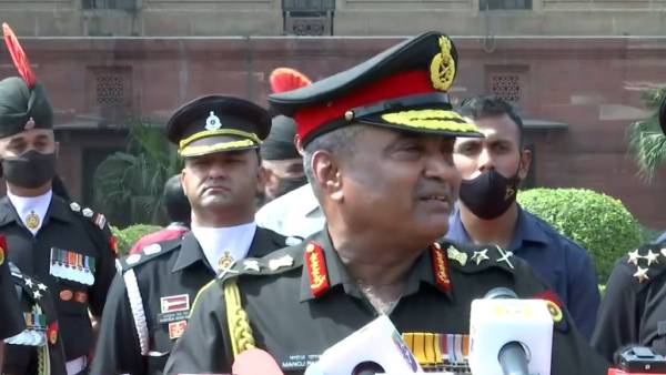  முப்படைகளுடம் இணைந்து தேசத்தின் பாதுகாப்பை உறுதி செய்வோம்: புதிய ராணுவ தளபதி மனோஜ் பாண்டே சூளுரை 