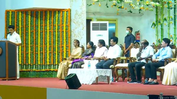 போஸ்டர் ஒட்டியபோது