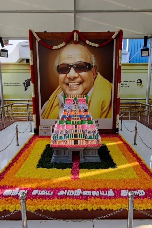 கருணாநிதி நினைவிடத்தில் திடீர் ”கோவில்” ஒரு நிமிடம் திடுக்கிட்ட  உடன்பிறப்புகள்.. ஆனால் மேட்டரே வேற! | A temple tower like decoration has  been erected at the memorial of ...