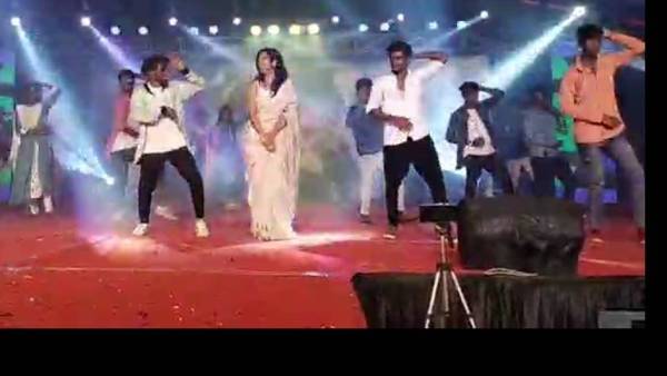 மாணவர்களுடன் நடனம்