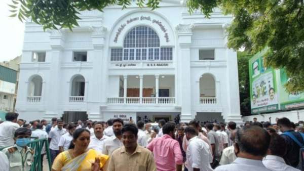 ஓபிஎஸ்ஸூக்கு எதிராக
