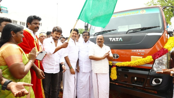 காலில் விழுந்த மேயர்