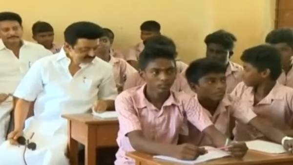 ஆஹா.. பள்ளி மாணவர்களோடு மாணவர்களாக பெஞ்சில் அமர்ந்துள்ளது யாரு பாருங்க.. நம்ம முதல்வர்! 