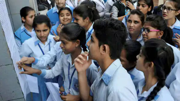 பிளஸ் 2 தேர்வு முடிவுகள்: தேர்ச்சி சதவீதத்தில் முதல் மாவட்டம், கடைசி மாவட்டம் எது தெரியுமா? 