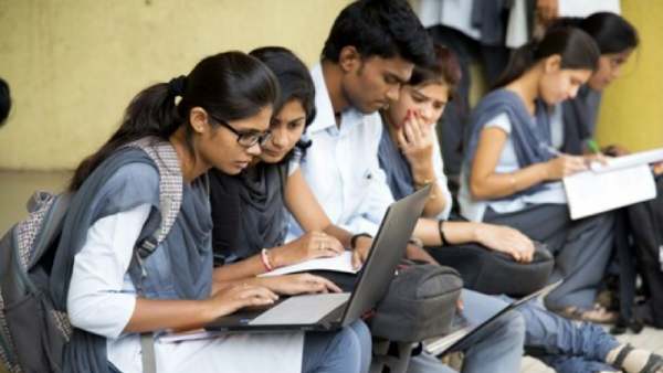 +2 தேர்வு ரிசல்ட்: 12ம் வகுப்பு தேர்ச்சி விகிதத்தில் அரசு பள்ளிகளை முந்திய தனியார் பள்ளிகள்! பின்னணி 