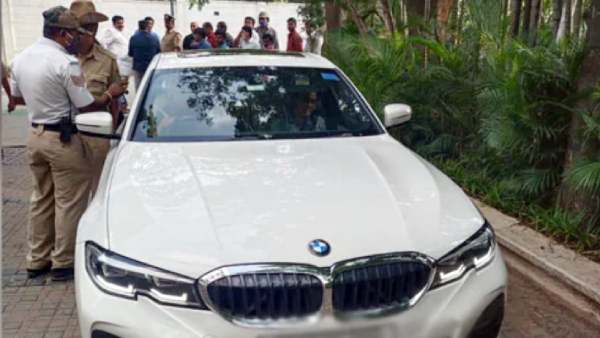 BJP MLAs daughter flees after BMW car does not stop at signal in Bengaluru BJP MLAs daughter flees after BMW car does not stop at signal in Bengaluru