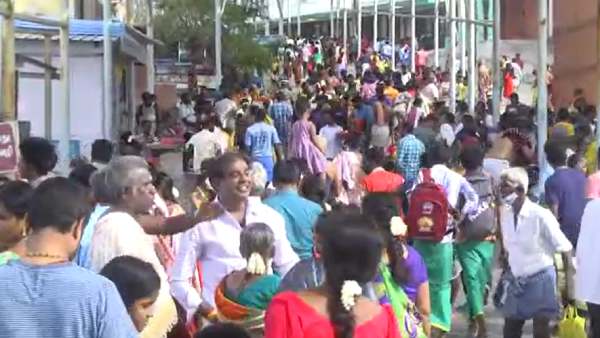திருச்செந்தூரில் கூட்டம்