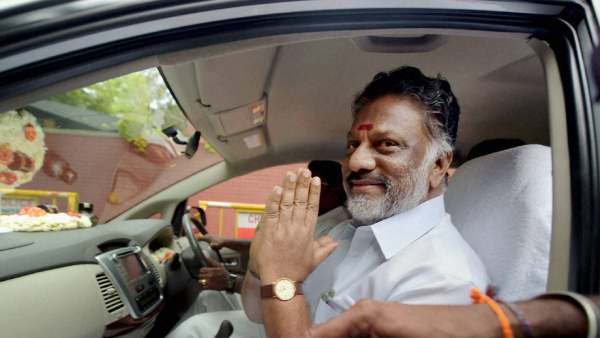 காறித் துப்புறாங்க