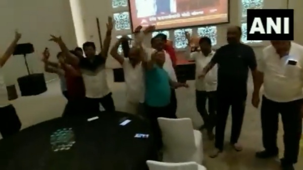 உத்தவ் தாக்கரே பதவி விலகல்