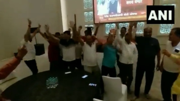 எம்.எல்.ஏக்கள் குத்தாட்டம்