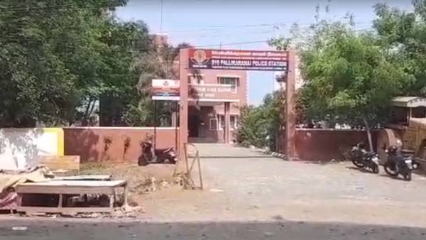 படிக்கட்டில் பூஜா