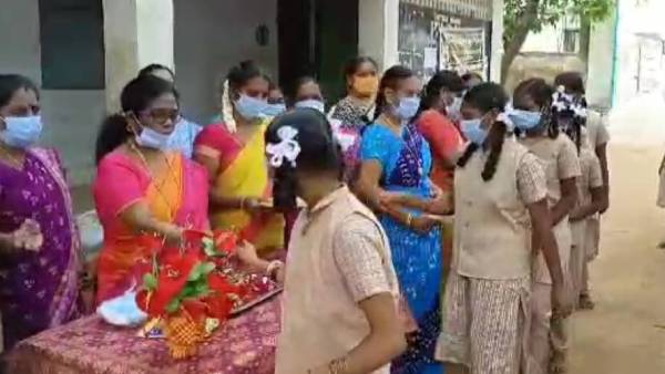 மீண்டும் பள்ளிக்கு போகலாம்.. உற்சாகத்துடன் பள்ளி சென்ற மாணவர்கள்! மாணவர்களுக்காக இத்தனை ஏற்பாடுகளா? 