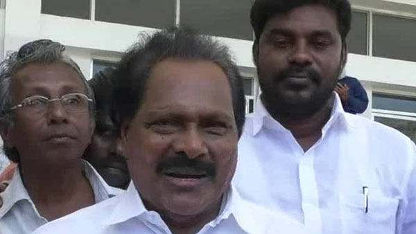 முதல் ஆளாக கூட்டம்