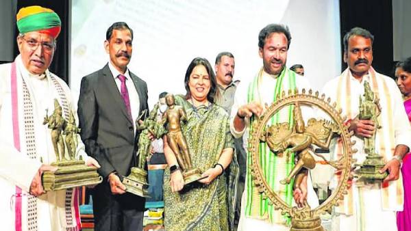 வெளிநாட்டில் இருந்து சிலைகள் மீட்பு..டெல்லியில் இருந்து சென்னைக்கு வந்த சிவன்,விஷ்ணு, நடராஜர் 