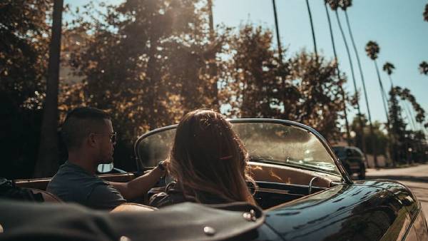 40 கோடி ரூபாயா?! அடேங்கப்பா.. காரில் காதலுடன் போன பெண்ணுக்கு அடித்த லக்.. ஆனா அங்கதான் ஒரு சிக்கல்! 