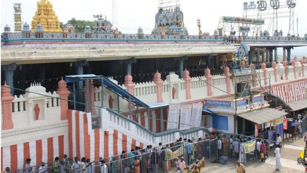 Aadi Krithikai Today: Devotees gather with Kavadi at Tiruthani - Theppa urchavam Aadi Krithikai Today: Devotees gather with Kavadi at Tiruthani - Theppa urchavam