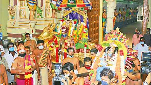 ராமேஸ்வரத்தில் ஆடி திருக்கல்யாண திருவிழா...வெள்ளித்தேரில் வீதி உலா வந்த அம்மன் 