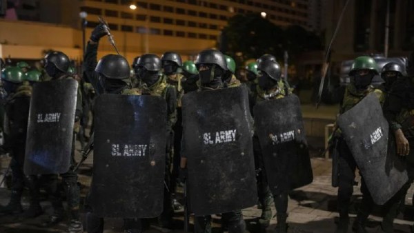 உள்ளே புகுந்த ராணுவம்.. அதிகாலையில் துரத்தப்பட்ட போராட்டக்காரர்கள்.. இலங்கையில் பரபரப்பு 