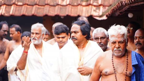 “மதவெறி இங்கு எடுபடாது”.. வெள்ளை வேட்டி.. துண்டு.. சொன்னபடி கும்பாபிஷேகத்திற்கு போன அமைச்சர் மனோ! 