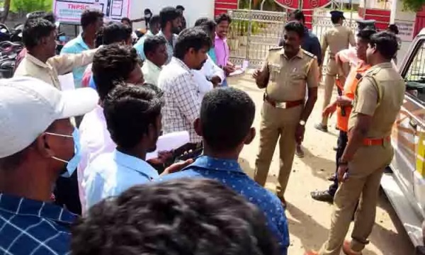 தாசில்தாரை முற்றுகையிட்டு போராட்டம்