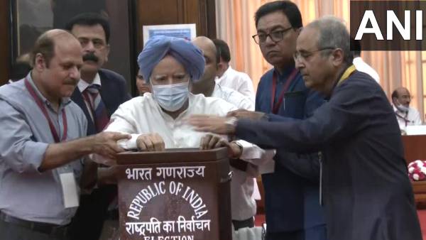 ஜனாதிபதி தேர்தல்: சட்டென திரும்பிய தலைகள்.. சக்கர நாற்காலியில் வந்த முன்னாள் பிரதமர் மன்மோகன் ]சிங்