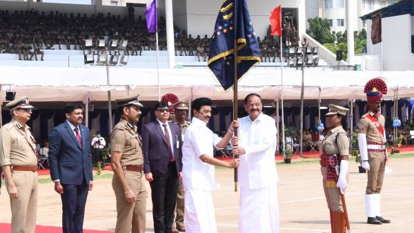 தமிழக காவல்துறைக்கு ஜனாதிபதி கொடி. . துணை ஜனாதிபதி வழங்கினார் 