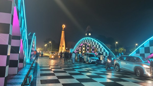 ரீல்ஸ் எடுக்க குவிந்த 2கே கிட்ஸ்.. திணறும் போலீஸ்.. நேப்பியர் “செஸ்” அலங்காரத்தால் புது பிரச்சனை! 