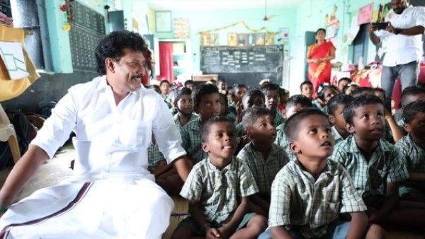 நீங்க பாடம் நடத்துங்க..பின்வாசல் வழியாக பள்ளிக்கு திடீர் விசிட் அடித்த அமைச்சர்! ஷாக் ஆன ஆசிரியைகள்!