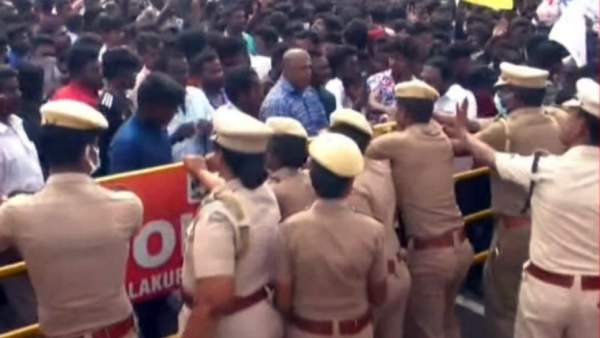 பள்ளியில் வன்முறை