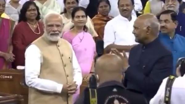 நன்றி சொல்ல வந்த ஜனாதிபதி ராம்நாத் கோவிந்த்.. கேமராவையே உற்று நோக்கினாரா  பிரதமர் மோடி? உண்மை என்ன?