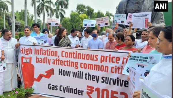 தடையை மீறி நாடாளுமன்ற வளாகத்தில் எதிர்க்கட்சி எம்.பிக்கள் பதாகைகளுடன் ஆர்ப்பாட்டம்-ராகுல் பங்கேற்பு!