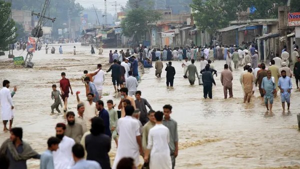 பாகிஸ்தானில் கனமழைக்கு 1,000க்கும் அதிகமானோர் பலி.. பருவம் தவறிய மழைக்கு காலநிலை மாற்றம் காரணமா? 