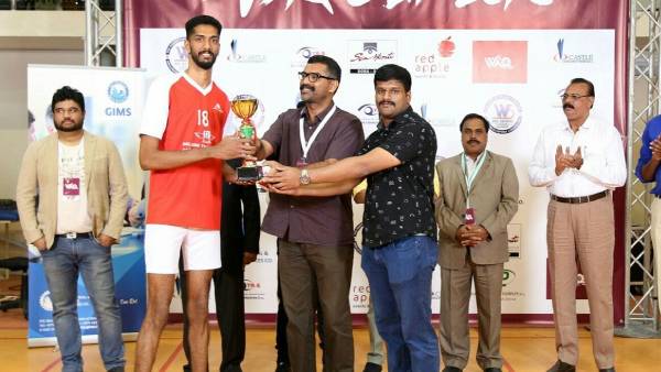 யாரு சாமி இவரு? எப்டி அடிச்சாலும் “நோ சான்ஸ்” - சமூக ஊடகங்களை கலக்கும் உயரமான கைப்பந்து வீரர் 